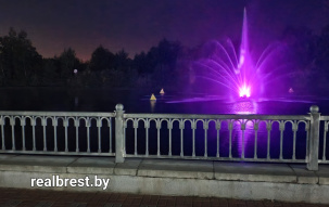 В Бресте работу плавучего фонтана на набережной можно увидеть в 5.00 утра