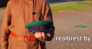 Фуражки РККА в «музее под открытым небом» в Брестской крепости