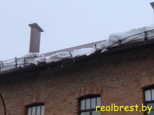 Снег на крышах - опасность для брестчан