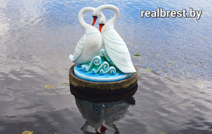 На Набережную вернули отреставрированную композицию «Влюбленные лебеди»