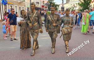 «Бронзовые солдаты» гуляли по Советской в Бресте 21 июня
