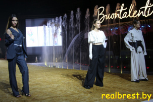 Второй брестский фестиваль моды и стиля "LookБуг" начался с вечернего показа модных коллекций на фонтане