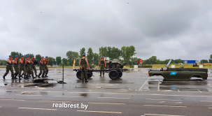 В Бресте десантники разобрали УАЗ во время показательных выступлений