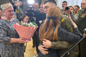 В Бресте военнослужащий 23 февраля во время награждения сделал предложение руки и сердца