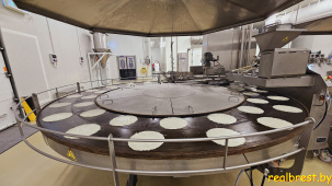 В Бресте выпекают блины на самых больших сковородах в Беларуси