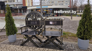 Лавочку в честь 100-летия белорусского кино установили возле кинотеатра «Беларусь» в Бресте