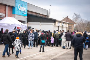 В Бресте на Масленицу бесплатно угощали блинами с икрой и семгой