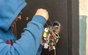 Брестчанин проник в квартиру женщины, подобрав ключ к замку, и похитил крупную сумму денег