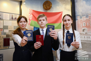 В рамках акции «Мы – граждане Беларуси!» в Бресте вручили первые паспорта четырнадцатилетним брестчанам