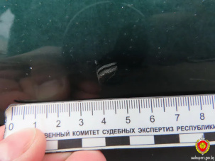 Мужчина решил, что юный самокатчик поцарапал его автомобиль, но мать мальчика была против