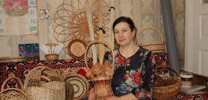 Жительница Пинского района Надежда Кононович выращивает лозу и мастерит из нее предметы быта