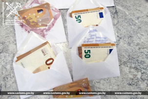 На почте из посылки изъяли 14 тысяч евро. Откуда деньги?