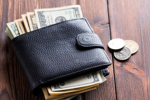 Один из белорусских банков вводит комиссию на валютные счета с 1 апреля