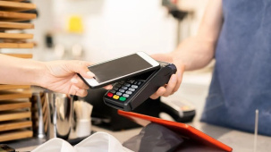 В магазинах сети «Корона» исчезла возможность расплачиваться с помощью смартфона