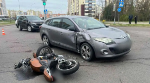 Водитель легковушки в Бресте не уступил дорогу мотоциклисту, что привело к ДТП
