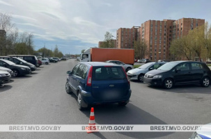 14-летний подросток выбежал на парковку и попал под колёса автомобиля. В больнице