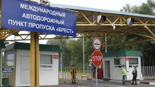 В очереди на выезд в Польшу стоит рекордное количество автобусов и автомобилей