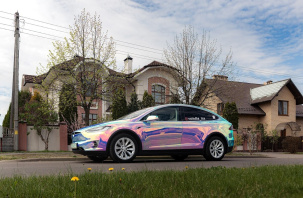 В Бресте замечена переливающаяся и ослепительная Tesla. Что за цвет и как такое разрешили?