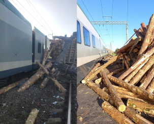 Лесовоз столкнулся с поездом Минск - Гомель