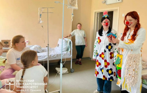 Студенты-клоунотерапевты каждую неделю посещают детей в больнице Бреста