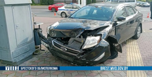 В результате ДТП на перекрёстке Ленина и Мицкевича автомобиль выехал на тротуар