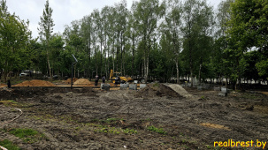 В Бресте в сквере по улице Папанина идут работы по благоустройству