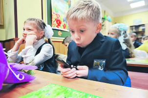 Глава Минобра прокомментировал запрет на мобильные телефоны в школах