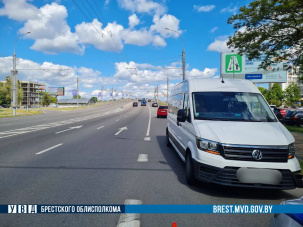 Водитель микроавтобуса наехал на стойку знака и выскочил на встречку на Машерова