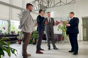 Итоги работы и планы крупнейшего мобильного оператора: министр связи и информатизации посетил МТС