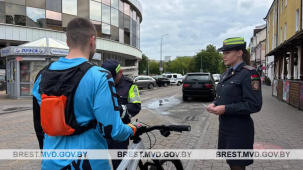 Инспекторы ГАИ вышли в Бресте на улицу Советскую посмотреть, как там велосипедисты