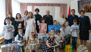 Прокурор Брестской области Виктор Климов навестил с подарками детский социальный приют в Бресте