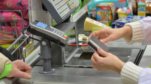 Налоговая предупредила торговлю о штрафах за использование старых касс