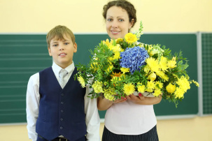Власти рассказали, какие подарки можно дарить учителям