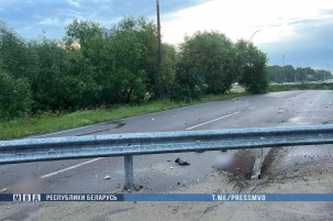 Бесправник на мотоцикле в Бресте совершил наезд на металлическое ограждение: двое погибших