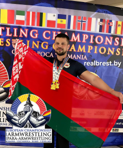 На чемпионате Европы по армрестлингу Виктор Братченя завоевал две золотые медали