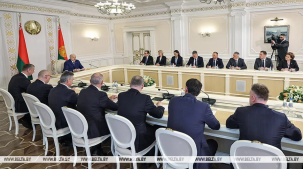 Лукашенко на примере ситуации с картошкой объяснил, как и что чиновники должны держать на контроле