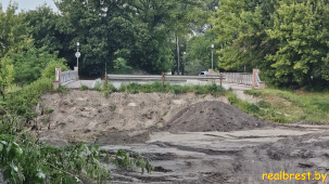 Посмотрели, какие работы по благоустройству идут в Брестской крепости вблизи моста со стороны улицы Гоголя