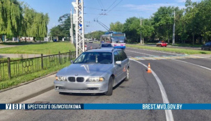 Водитель на автомобиле БМВ сбил 77-летнего мужчину на велосипеде в Бресте рано утром
