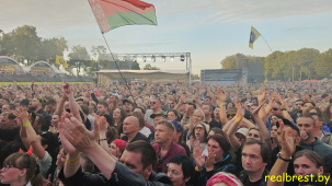 На «Солнцестоянии» люди прятались от дождя под плёнкой. Видео завирусилось в TikTok