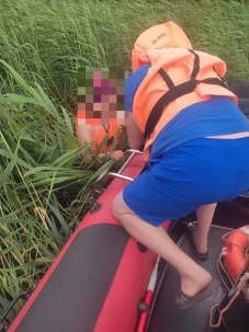 Девушка упала с сапборда в заливе на Мухавце. Как её спасали