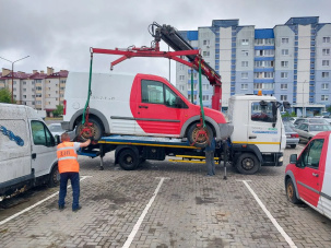 Масштабную работу по очистке дворовых территорий от заброшенных автомобилей провели в Бресте