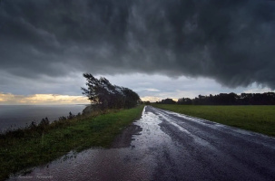 Что делать во время сильного ветра и грозы. Полезно знать