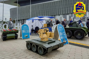 В Беларуси представили отечественных военных роботов