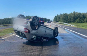 Водитель отвлеклась от управления «Renault», наехала на разделительную полосу и опрокинула авто