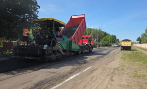 «Брестское ДЭП» проводит работы по укладке верхнего слоя асфальта на улице Скрипникова