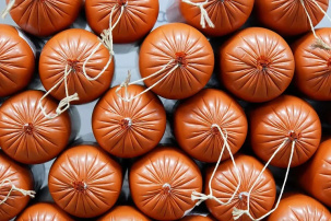 Колбасу с опасным "мясным клеем" нашли в России – она есть и в Беларуси