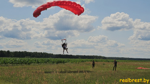 121 и 29 прыжков сделали девушки с парашютом в Брестском городском аэроклубе ДОСААФ