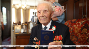 "Много труда вложил в этом городе". В Бресте ветеран Петр Светкин принимает поздравления с 100-летием