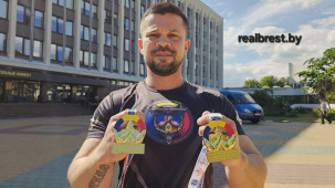 Виктор Братченя показал две золотые медали, которые завоевал на чемпионате Европы по армрестлингу