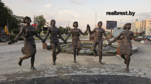 Скульптуры фонтана возле гостиницы "Интурист" в Бресте вернулись на свое привычное место